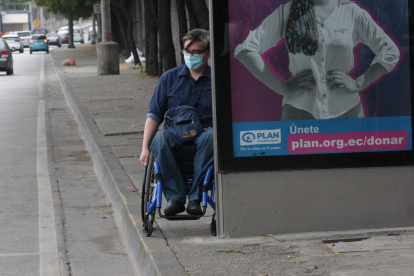 Consecuencia, El letrero de la Pedro Menéndez Gilbert evita que Aquiles Valarezo pueda movilizarse sobre la acera.