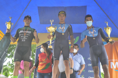 Jorge Montenegro (c), líder del Movistar Team Ecuador, ganó la Cicleton desarrollada en Machala.