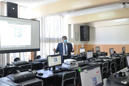 Y 


Laboratorios. Patricio Avilés, secretario de Educación municipal, muestra la disposición de equipos para recibir a los alumnos.