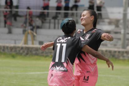 Karen Páez (d) marcó en la victoria de Ñañas sobre San Miguel de Ibarra y es la goleadora de la zona 2 con 13 tantos.