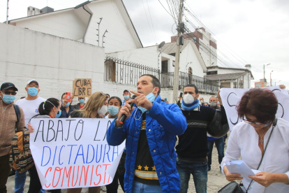 Migrantes cubanos protestaron en los exteriores de la embajada de Cuba en Quito