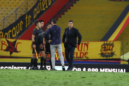 Ismael (d) y Juan Rescalvo (de espaldas), DT y asistente de Emelec, descontentos con el juez Luis Quiroz.