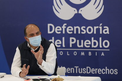 El defensor del Pueblo, Carlos Camargo, habla durante una rueda de prensa este martes en Bogotá (Colombia).