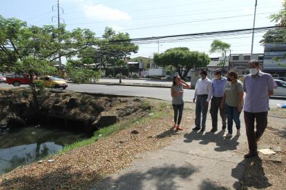MORADORES DEL SECTOR DE URDENOR 1 PIDEN AL MINICIPIO UN DUCTO CAJON EN LA ZANJA QUE TIENE EL SECTOR YA QUE HAY PERSONAS DEL OTRO CIUDADELA QUE VAN A BOTAR BASURA Y EL MAL OLOR QUE HAY EN LA ZANJA 11 DE MAYO DEL 2021 GUAYAQUIL-ECUADOR