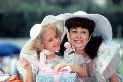 Faye Dunaway (derecha) personificó de manera exagerada a la exestrella de la MGM.