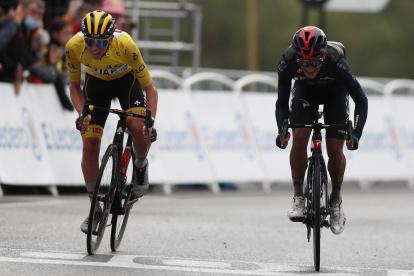 Tadej Pogacar (i) y Richard Carapaz (d) tendrán una dura lucha en el exigente ascenso a los Pirineos.