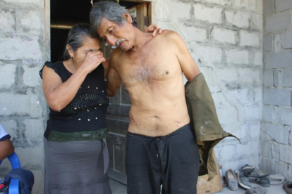 El comunero Eleno Quinde fue recibido por su esposa después de la pesadilla que vivió.