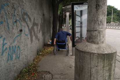 Hecho. Desplazarse en silla de ruedas implica sortear todo tipo de trabas.