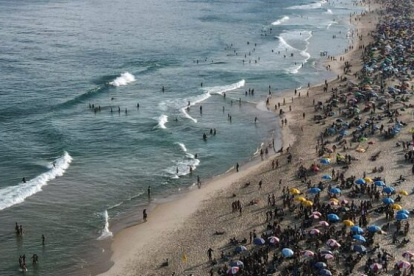 Una playa de Brasil llena de bañistas