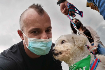 Obsequios. En el nuevo hogar del can rescatado, Lucía lo recibió con globos, juguetes y camitas acolchonadas.