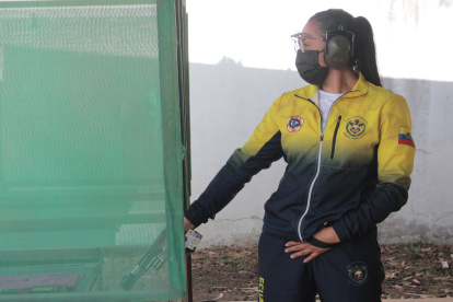 Fotografía cedida por el Ministerio del Deporte de Ecuador, de la tiradora olímpica Diana Durango, en una practica en un polígono de tiro.