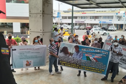 Los maestros jubilados se concentraron en los bajos de la Subsecretaría de Educación de la Zona 8.