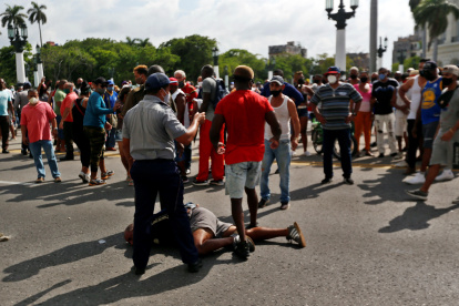 Un hombre permanece en suelo antes de ser arrestado durante las protestas antigubernamentales, el 11 de julio de 2020, en La Habana (Cuba).