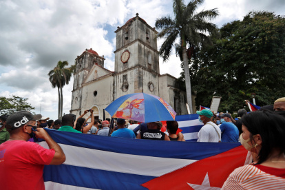 Personas se reúnen parta acompañar al presidente Miguel Díaz-Canel tras la protesta contra el Gobierno de Cuba hoy, frente a la iglesia del pueblo San Antonio de los Baños (Cuba). El presidente de Cuba Miguel Díaz-Canel instó a sus partidarios a salir a las calles listos para el "combate", como respuesta a las protestas pacíficas espontáneas surgidas este domingo contra su Gobierno en diferentes puntos del país.