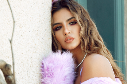 Para su último tema, ‘Regresa a mí’, se inclinó por prendas en tonos pasteles que reflejen una imagen romántica con la que, dice, se identifica.