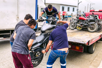 Control. La grúa se lleva motos que no estaban matriculadas.