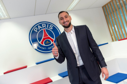 Gianluigi Donnarumma, arquero italiano, presentado por el PSG.