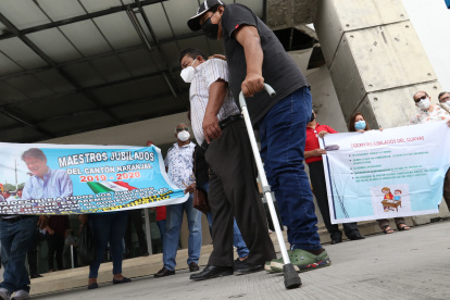 Drama. Los maestros jubilados Alberto Rodríguez y Carlos Anchaluiza participaron, ayer, de un plantón para exigir el pago del incentivo jubilar.