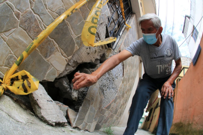 Peligro. Algunas grietas en las estructuras son tan grandes como para que una persona meta la mano.