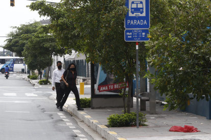 Hecho. Ante la falta de espacio, hay quienes prefieren caminar en la calle. Para una persona en silla de ruedas, toparse con esa valla, según relata a EXPRESO, implicaría llegar al letrero y no tener otra opción que pasar por detrás del paradero o bajar a la calzada, lo que sería un riesgo.