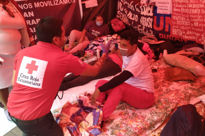 Pedro Delgado, maestro fiscal en huelga de hambre, recibe atención por parte de miembros de la Cruz Roja.