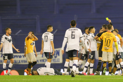 Barcelona tuvo problemas en la ida contra Vélez en Liniers.