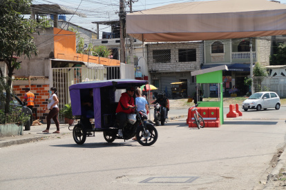 Las tricimotos ingresan a la ciudadela a dejar pasajeros. Muchos conductores son acusados de originar inseguridad en el sector.