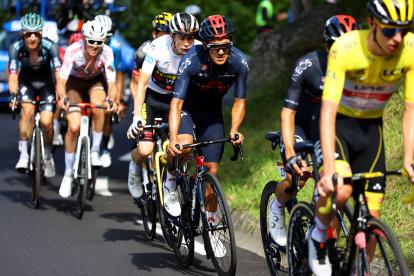 Richard Carapaz durante la última jornada de montaña del Tour de Francia, en la que defendió el tercer lugar y aumentó la ventaja sobre sus perseguidores.