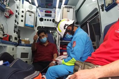 El profesor Pedro Delgado es traslado en una ambulancia del Cuerpo de Bomberos de Guayaquil hacia un hospital.