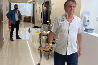El presidente de Brasil publicó en Twitter esta foto suya donde camina por el hospital.