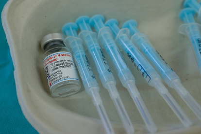 Detalle del vial de una vacuna contra la covid.