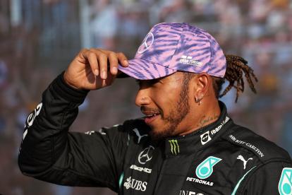 El piloto británico de Fórmula Uno Lewis Hamilton de Mercedes-AMG Petronas reacciona después de que tomó la pole position durante la sesión de calificación del Gran Premio de Fórmula Uno de Gran Bretaña en el circuito de Silverstone.
