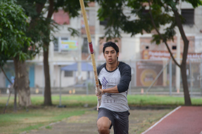 El saltador de pértiga entrena en Portoviejo con miras a las competencias del ciclo de la temporada.
