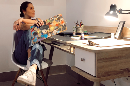 Su lema es darle a la ropa una segunda vida a través del arte.