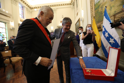 Francisco Huerta recibe de las manos del presidente Guillermo Lasso la condecoración.