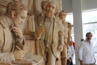 Insignia. Jaime Nebot, durante un recorrido de la obra de casi un millón de dólares, entre edificio y mano de obra.