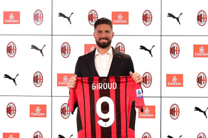 El delantero francés de 34 años jugará las próximas dos temporadas en el AC Milan.