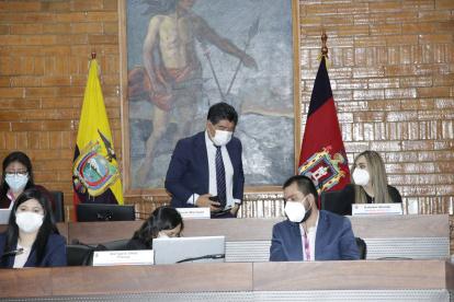 El alcalde removido Jorge Yunda convocó a sesión y los concejales que lo llaman “usurpador” decidieron, contra todo pronóstico, asistir.