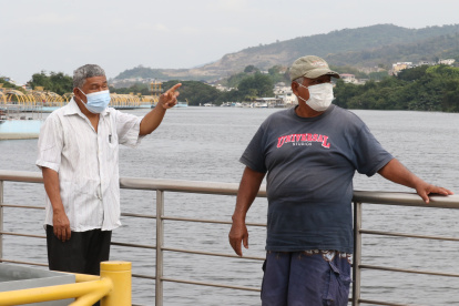 Estero. Gustavo Arce y Clemente Barco recuerdan la vida al pie del Salado cuando su agua no estaba contaminada.