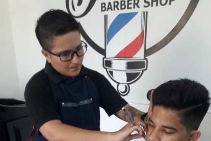 Negocio. Daan Acosta en su barbería de Nobol. Apostó por su emprendimiento por la falta de empleo.