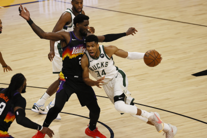 Antetokounmpo (c) fue el de mejor rendimiento con 32 puntos.