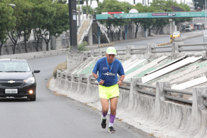El corredor de 65 años hizo 10 kilómetros por la misma ruta que se suele disputar la carrera EXPRESO.