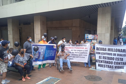 Plantón. Los pacientes renales han realizado aproximadamente 80 plantones para exigir a las autoridades el pago a dializadoras que los atienden.