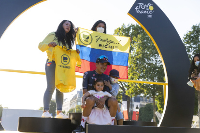 Richard Carapaz (d) disfrutó del podio del Tour de Francia en compañía de su familia.
