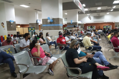 Trámite: Este lunes 19 de julio decenas de personas hicieron fila desde temprano para sacar la cédula de ciudadanía.