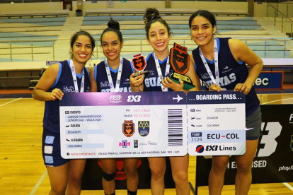 Parte de la plantilla La Perla A que triunfó 15-12 ante La Perla B en la gran final.