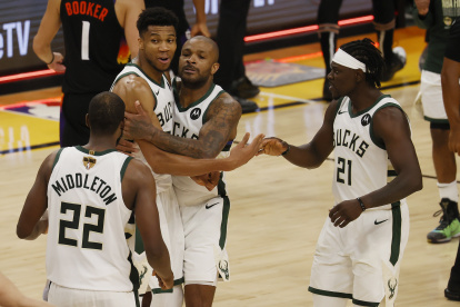 Antetokounmpo (segundo de la izquierda) jugará hoy con los Bucks como dueños de casa ante Suns.