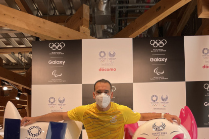 Tenis de mesa. Miño a la entrada de la residencia.