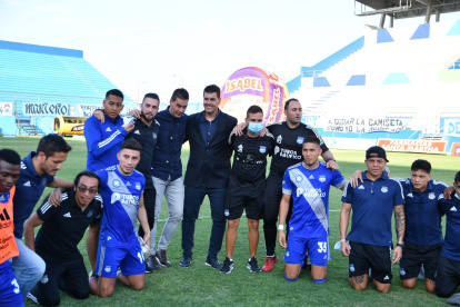 Ismael Rescalvo, técnico de Emelec, durante los festejos del Bombillo por ganar la primera etapa.