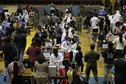 Cientos de personas acudieron el domingo 18 de julio al coliseo Rumiñahui en Quito, donde el Ministerio de Salud realizó una minga de vacunación.